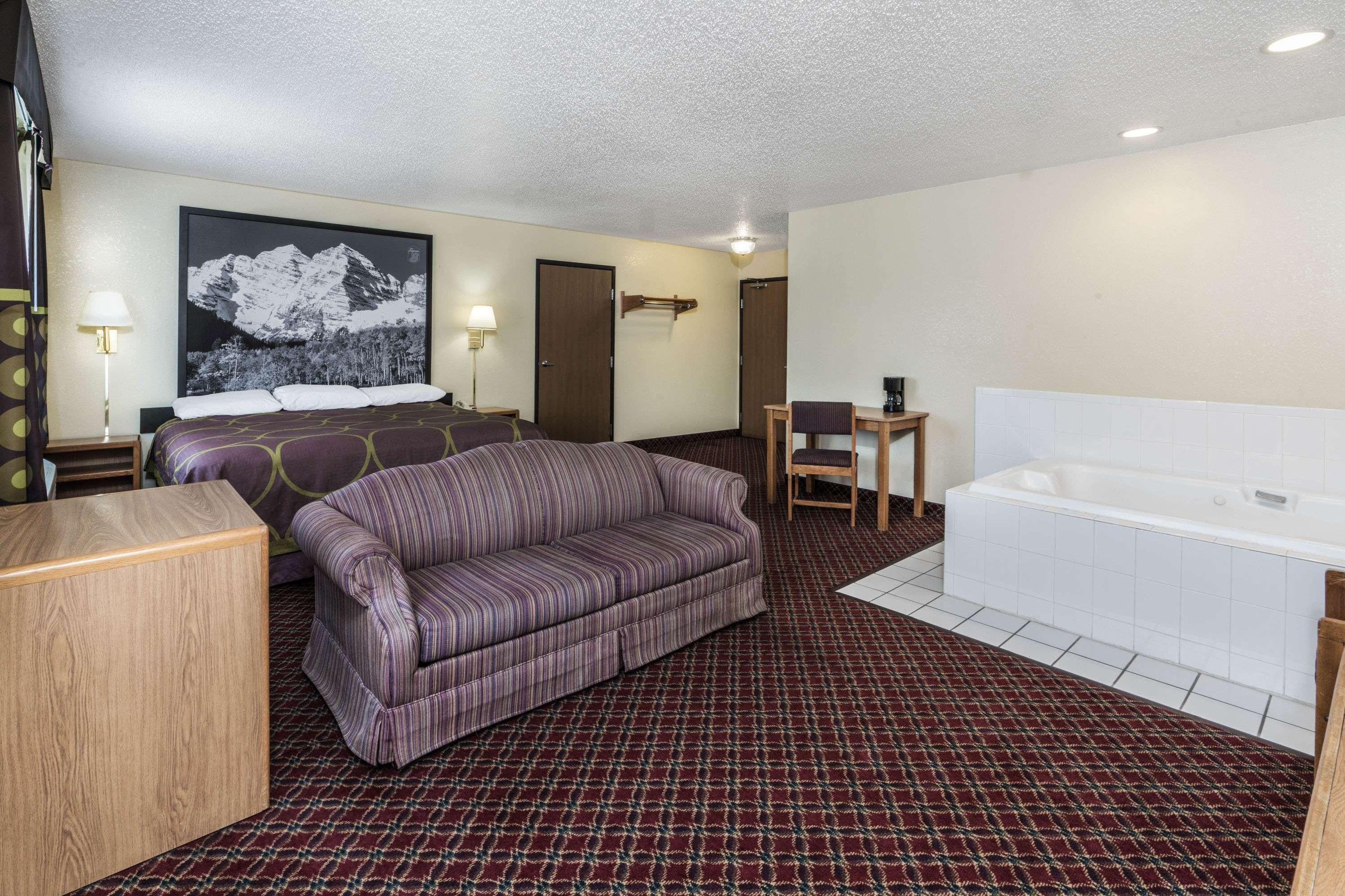 Hotel Super 8 By Wyndham Fountain Exterior foto